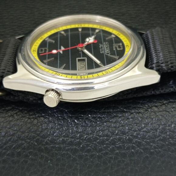 Vintage 1972 Seiko Automatic Mens Silver Watch W/daydate & Yellow accents - Picture 5 of 9